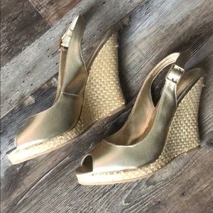 Brand new Lilly Pulitzer gold wedges